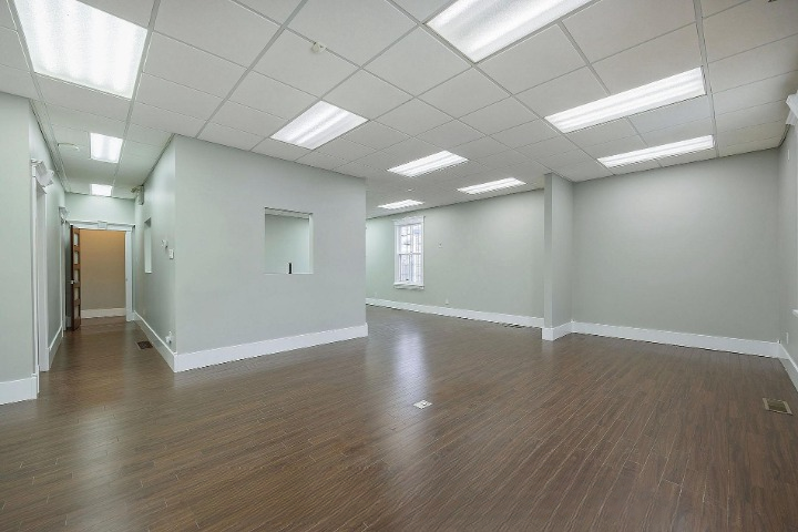 Flexible open space with storefront access - empty